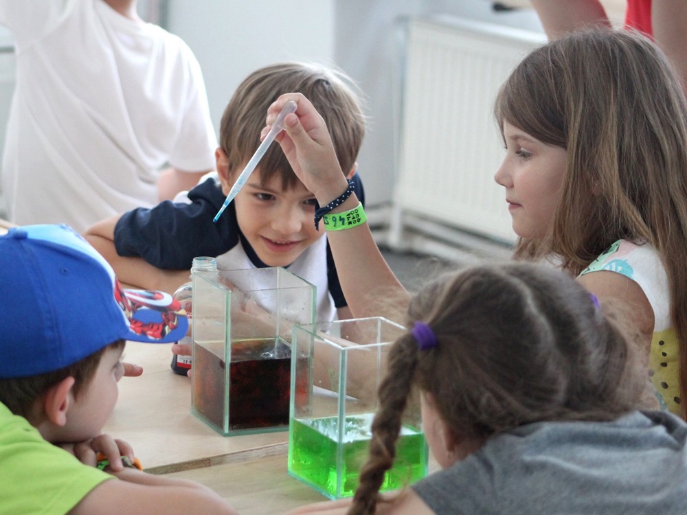 Atelier Constructor Club pentru copii, experimente chimice