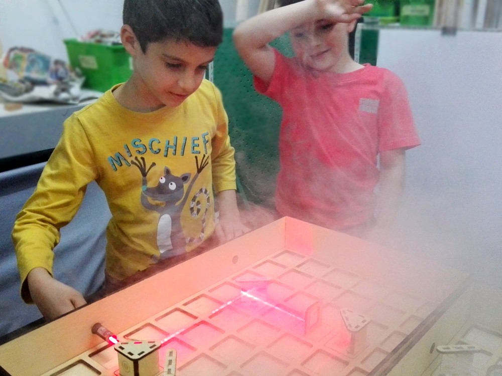 Atelier Constructor Club pentru copii, explorare materiale didactice, fascicul de lumina
